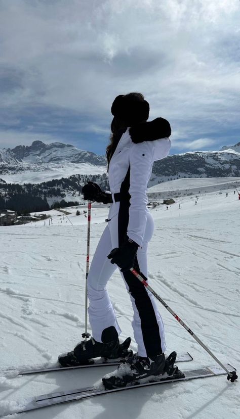 Snow Photos Ideas, Ski Astetic Outfit, St Moritz Outfit, Cute Ski Poses, Rich Skiing Aesthetic, Skii Outfit Girl, St Moritz Aesthetic Rich, Ski Style, Ice Skiing