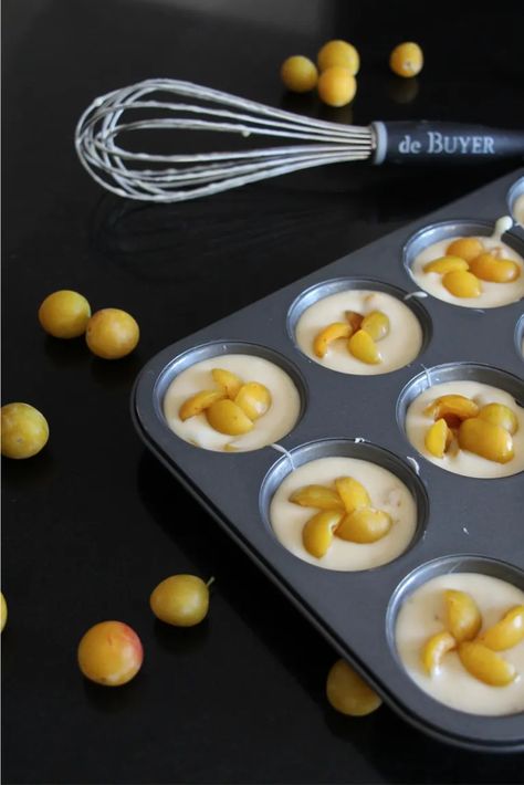 Yellow Plums Muffins – Casserole & Chocolat Mirabelle Plum Recipe, Cherry Plum Recipes, Forage Recipes, Fresh Produce Recipes, Plum Muffins, Plum Dessert, Prune Recipes, Allergy Friendly Desserts, Mascarpone Recipes