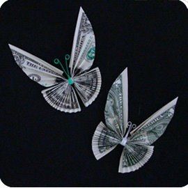 Money-flies Money Origami Tutorial, Folding Money, Dollar Origami, Money Flowers, Dollar Bill Origami, Tout Rose, Money Bouquet, Creative Money Gifts, Folding Origami