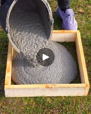 How To Make Concrete Tiles, Cement Steps, Leftover Tile, Tiles Diy, Xmas Decorations Outdoor, Stepping Stones Diy, Cement Garden, Garden Tiles, Home Greenhouse