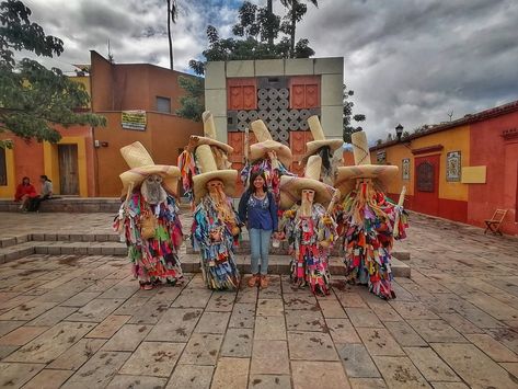 En Oaxaca, los tiliches son el símbolo de la celebración de la clase trabajadora y sus orígenes étnicos. Es en Putla Villa de Guerrero, donde los Tiliches hacen su colorida aparición en los días de carnaval, el fin de semana previo al miércoles de ceniza. Fair Grounds, Oaxaca