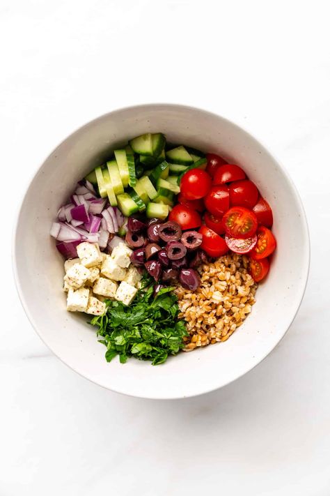 Greek Farro Salad Greek Farro Salad, Greek Farro, Healthy Eating Inspiration, Farro Salad, Grain Salad, Healthier Eating, Greek Salad, Good Eats, Salad Recipes