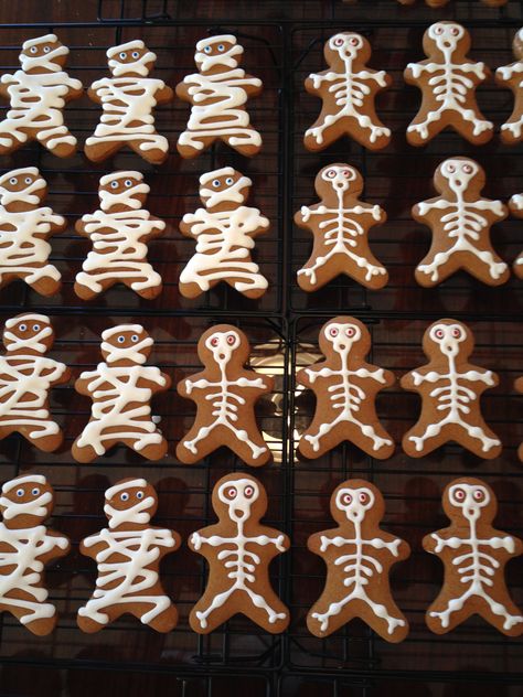 Vampire Gingerbread Men, Gingerbread Skeleton Cookies, Skeleton Gingerbread Men, Halloween Gingerbread Cookies, Skeleton Biscuits, Gingerbread Mummies, Gingerbread Skeletons, Boyfriend Cookies, Lord Of The Rings Cake