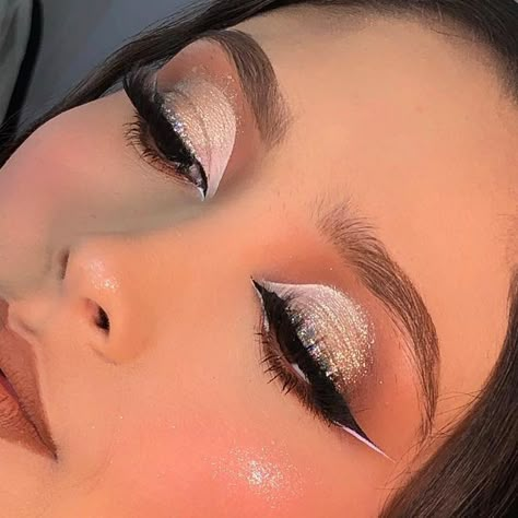 Gold Glitter Makeup, Makeup Social, Quinceanera Makeup, Makeup Ojos, Party Makeup Looks, Makeup Glam, Makeup Lessons, Neutral Makeup, Makeup Looks Tutorial