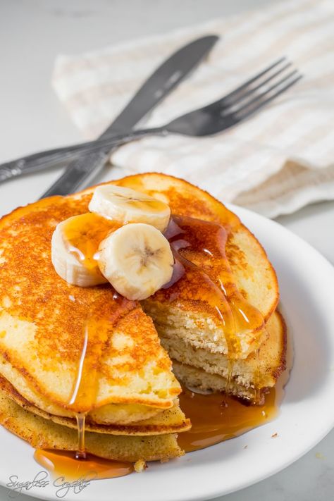 Extra fluffy cream cheese pancakes that are keto friendly. These low carb pancakes use coconut flour for the best possible texture in this recipe. Full recipe for one but easily doubled and simple and easy to make! Keto Cream Cheese Pancakes, Sugar Free Pancake Syrup, Best Keto Pancakes, Low Carb Pancake Recipe, Pancake And Waffle, Keto Cream Cheese, Cream Cheese Pancakes, Almond Flour Pancakes, Desayuno Keto