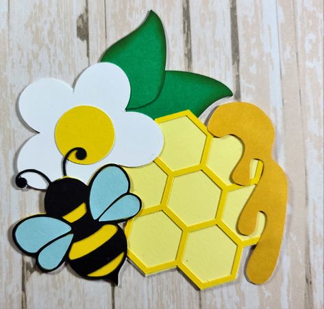 Honey Bee Craft, Bee Embellishment, Bee Scrapbook, Soft Board Decoration, Honey Bee Theme, Bee Craft, File Decoration Ideas, Bee Classroom, Kindergarten Projects