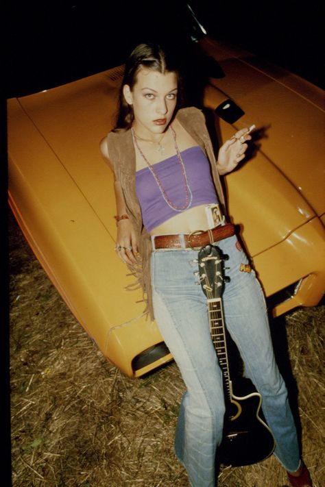 Movie Character Outfits, Dazed And Confused Movie, 1990 Style, Party Crop Tops, Dazed And Confused, Milla Jovovich, Linda Evangelista, I'm With The Band, Mode Inspo