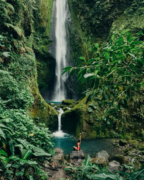 Your ultimate Bajos del Toro travel guide. The waterfall wonderland of Costa Rica La Fortuna Waterfall Costa Rica, Costa Rica Photography, Costa Rica Waterfall, Cost Rica, Fortuna Costa Rica, Mother Gaia, Inspiring Landscapes, Waterfall Adventure, Create Memories