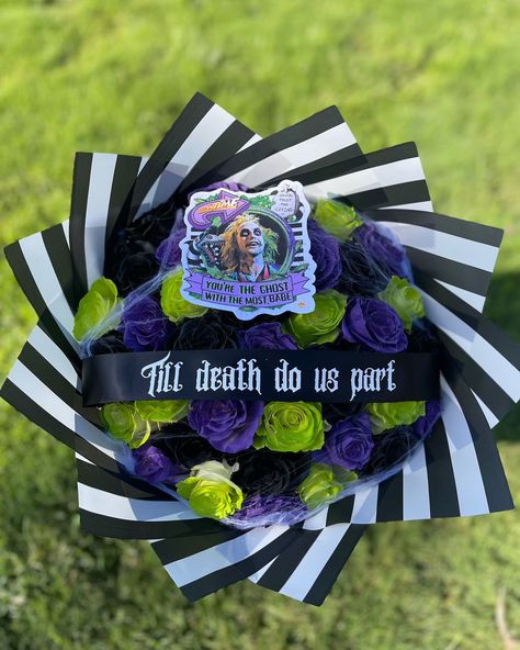 BeetleJuice BeetleJuice Beetlejuuuu…..💚🖤 She wants a spooky bouquet this spooky szn 👻 make sure preorder yours with @lilyyscreations Dm @lilyyscreations or text (559)331-1351 for a free quote today! Spooky Bouquet, Beetle Juice, Beetlejuice Beetlejuice, Ribbon Bouquet, Spooky Szn, Ribbon Roses, Free Quote, Beetlejuice, Free Quotes