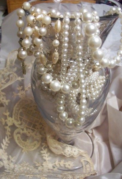 Pearls Pearl Asethic, Pearl Aethstetic, Pearls Vintage Aesthetic, Vintage Pearls Aesthetic, Luxury Vintage Pearl White Jewelry, Old Money Pearls Aesthetic, Pearl Themed Wedding, Luxury Pearl White Vintage Necklace, Pearl Ideas