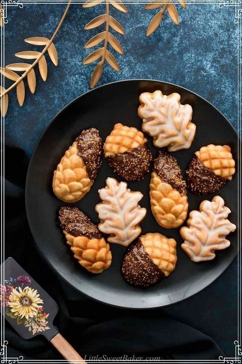 Enjoy these delicious maple pecan cakelets with your family and friends this upcoming Thanksgiving. They will be delighted by these elegant and tasty little cakes. Pecan Desserts, Gourmet Cakes, Pecan Cake, Maple Pecan, Little Cakes, Baking Mix, Toasted Pecans, Sweet Chocolate, Chocolate Baking