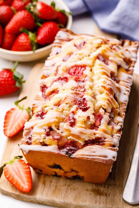 Strawberry Loaf Bread Recipes, Strawberry Blueberry Bread Recipe, Fresh Strawberry Bread Recipe, Summer Sweet Breads, Dessert Recipes Bread, Strawberry Bread Frozen Strawberries, Strawberry Swirl Bread, Easy Fruit Bread Recipes, Cake Mix Strawberry Bread