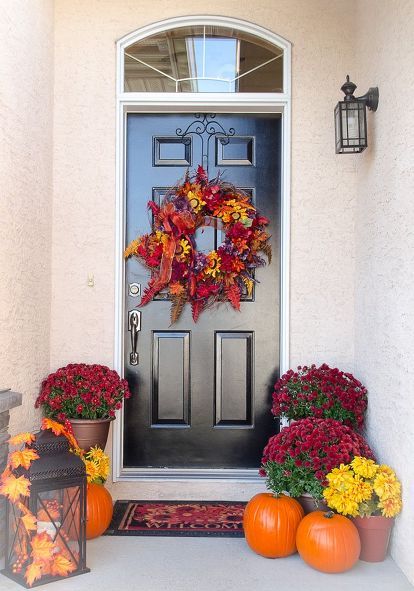 Outside Fall Decorations, Porch Fall Decor, Fall Pumpkin Centerpieces, Outside Fall Decor, Fall Planters, Halloween Porch Decorations, Fall Front Porch Decor, Garden Wallpaper, Fall Thanksgiving Decor