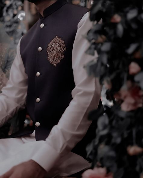 Brown Eyes Aesthetic, Mens Aesthetic, Men Fashion Photoshoot, Royal Indian, Swag Boys, Gentleman Aesthetic, Indian Boy, Royal Aesthetic, Traditional Indian Dress