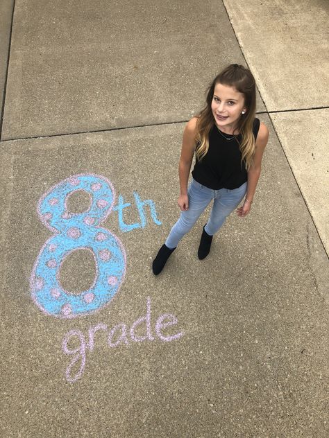 8th grade first day of school chalk First Day Of Middle School Photo Ideas, First Day Of 8th Grade, Middle School Photo Shoot, Middle School Photoshoot, Picture Day Ideas School, Picture Day Photos, First Day Of School Pictures Highschool, 8th Grade Pictures, 8th Grade Picture Ideas