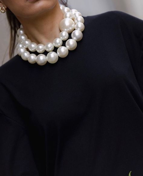 How To Style Pearls, Outfit With Pearls, Pearl Necklace Outfit, How To Wear Pearls, Chunky Pearl Necklace, Necklace Outfit, Chunky Pearls, Wear Pearls, Cold Weather Outfits