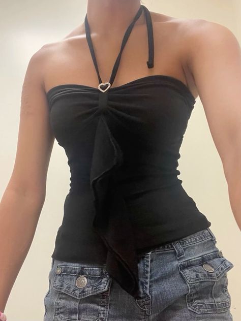 Backless Y2k Top, Halter Top Aesthetic Outfit, Summer Outfits Halter Tops, Y2k Strapless Top, Halter Top And Jeans Outfit, Y2k Outfits Tops, Summer Halter Tops Outfit, Halter Tops Aesthetic, Summer In The 2000s