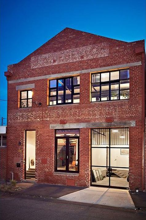 Unique New York-style warehouse conversion Red Brick Building, Urban Industrial Decor, Warehouse Apartment, Architecture Baroque, Warehouse Living, Warehouse Loft, Warehouse Conversion, Warehouse Home, Apartment Art