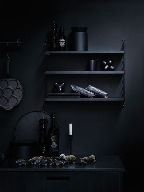 String Shelf, Black Rooms, Spring Furniture, Black Interior Design, Dark Interiors, Shelving Systems, Pink Interior, Black Stains, Black Walls