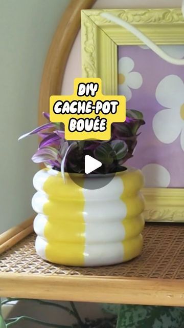 SC StillCreative on Instagram: "Notre plante n'a plus peur de l'eau! 🔽

🛟 Petit DIY cache-pot style bouée de plage et années 70 avec de l'argile autodurcissante pour accueillir notre petite plante 🌱

😍 Il y a peu, on a flashé sur le design d'un vase sur Pinterest qu'on trouvait super original !

Comme à notre habitude, au lieu d'acheter les choses à des prix exorbitants, on a voulu le créer nous-même 🛠️ et surtout à un faible coût (environ 7€).

Pour cette création, nous nous sommes inspirés d'un DIY d'Anna (@anna.gllx : Merci ! ☺️) pour la réalisation de celle-ci.

🛠️ Matériel (magasin ACTION) :

- Argile autodurcissante
- Boîte de conserve
- Peinture
- Vernis acrylique

#diy #doityourself #diyproject #doityourselfproject #diyhome #diydecor #homeinspo #colorful #argile #cachepot #re Vase Diy, Diy Upcycling, Diy Pots, Cache Pot, Diy Vase, Air Dry Clay, Diy Decor, Home Diy, Flash