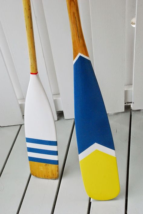 Beach Birdhouse, Coastal Family Room Ideas, Boat Oars Decor, Painted Oars, Paddle Decor, Oar Decor, Wooden Oars, Painted Paddles, Diy Nautical