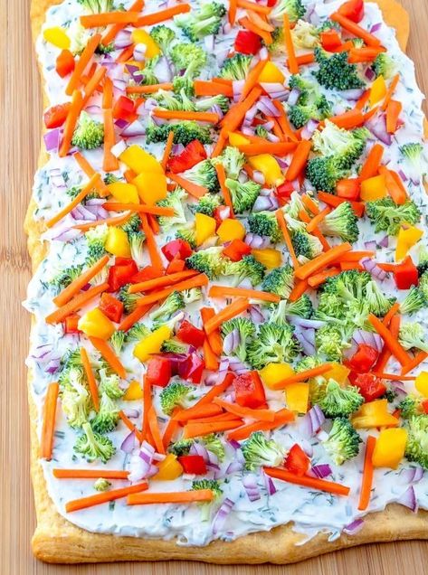 Graduation Foods, Crescent Roll Veggie Pizza, Veggie Pizza Appetizer, Cold Veggie Pizza, Veggie Flatbread, Pizza Appetizer, Cold Snacks, Veggie Pizza Recipe, Crescent Roll Pizza