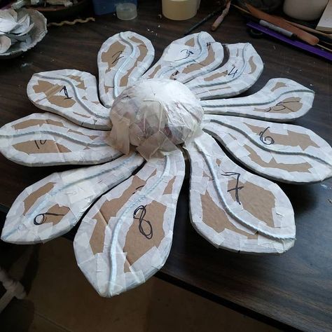 Nofi Barak on Instagram: "Work in progress. #papierart #papiermâch�é #papiermachesculpture #paperartists #papersculpt #paperartworks" Paper Mache Ideas Easy, Fall Paper Mache Crafts, How To Make Paper Mache, Paper Mache Plants, Outdoor Paper Mache Sculpture, Papmache Ideas, Papier Mache Art Ideas, Paper Mache Armature, Paper Mache Parrot Diy