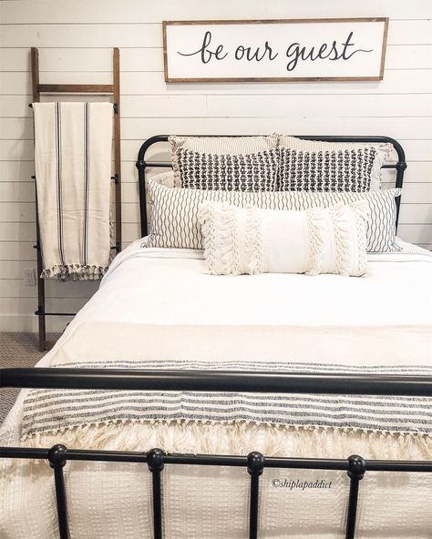 Guest Room Farmhouse Decor, Guest Bedroom Inspiration Farmhouse, Guest Bedroom Ideas Modern Farmhouse, Decor For Guest Bedroom, Guest Bedroom Simple Ideas, Home Decor Ideas Guest Bedroom, Simple Guest Bedroom Decor, Guest Bedroom Ideas On A Budget Simple, Downstairs Guest Bedroom