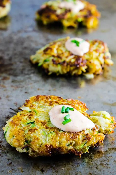 Kohlrabi Fritters, Green Nutrition, Kohlrabi Recipes, Daniel Plan, Sriracha Mayo, Csa Recipes, Green Meals, Zucchini Fritters, Zucchini Recipes