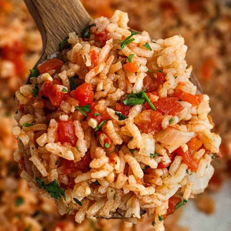 Italian pasta salad (& VIDEO!) - Eatingonadime.com Barbeque Ideas, Spanish Rice Recipe Easy, Rice Sides, Farmhouse Recipes, Slow Cooker Black Beans, Quick Bread Recipes Easy, Spanish Rice Recipe, Eating On A Dime, Mexican Rice Recipes