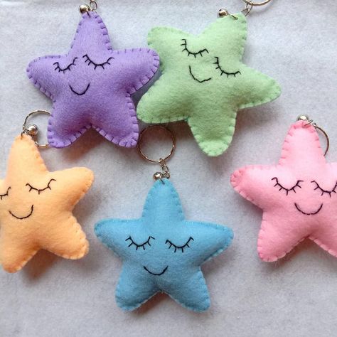 Felt Keychain Ideas, Felt Keyrings, Diy Felt Animals, Felt Toys Diy, Felt Flower Tutorial, Foam Sheet Crafts, Felt Craft Projects, Felt Keychain, Felt Ornaments Patterns