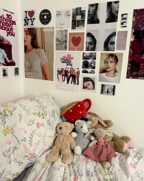 Fan Girl Bedroom, Fan Girl Room Aesthetic, Fan Girl Room, Girl Bedroom Aesthetic, Girl Room Aesthetic, Room Organisation, Uni Room, Cute Bedroom Ideas, College Room