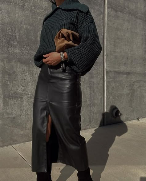 Long Leather Skirt Outfit, Maxi Leather Skirt, Long Leather Skirt, Rok Outfit, Leather Skirt Outfit, Skandinavian Fashion, Cooler Look, Looks Black, Black Leather Skirts