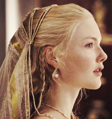 Holliday Grainger- Lucrezia Borgia 3 People Costumes, Holliday Grainger, Lucrezia Borgia, The Borgias, Peinados Fáciles Para Cabello Corto, Fantasy Fashion, Larp, Anton, Costume Design