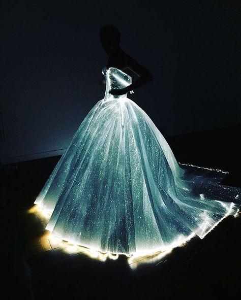 Glowing Dress Turns Claire Danes Into Cinderella At The Met Gala 👑 Photo By @zacposen  #metgala  #clairedanes #boredpanda Claire Danes Dress, Glow In The Dark Dress, Fiber Optic Dress, Light Up Dresses, Gala Gown, Dark Dress, Claire Danes, Backless Prom Dresses, Gala Dresses