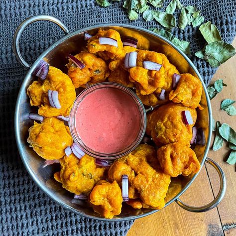 Pink Pakora Sauce Chicken Pakora Recipe, Vegetable Pakora, Chilli Spice, Chicken Pakora, Pink Sauce, Plant Based Yogurt, Pakora Recipes, Mint Sauce, Natural Yogurt