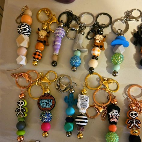 Beadable Keychain Bar Ideas, Bearable Pens, Beaded Keychains Patterns, Circle Scrapbook, Making Keychains, Gifts For Your Friends, New Look Patterns, Beadable Pens, Handcrafted Pens