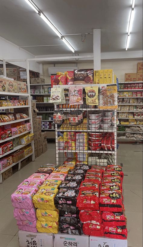 Circle K Store Aesthetic, Korean Grocery Food, Korean Grocery Store Aesthetic, Korean Convience Store Aesthetic, Korean Noodles Aesthetic, Korean Store Aesthetic, Ramen Store, Convince Store, Noodles Aesthetic