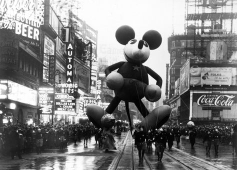 The 1920s Puppeteer Whose Inflatable Monsters Changed Thanksgiving | Atlas Obscura Walt Disney Paris, Macy's Day Parade, Santa Claus Parade, Macys Thanksgiving Parade, Macy’s Thanksgiving Day Parade, Macys Parade, Mickey Mouse Balloons, Disney Balloons, Disney Parade