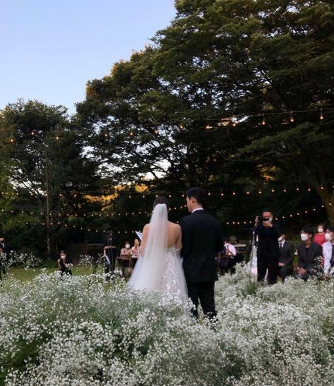 South Korean Wedding, Photography Apps, White Roses Wedding, Wedding Crashers, Korean Wedding, Beautiful Night, Wedding Company, Best Photo Poses, Countryside Wedding