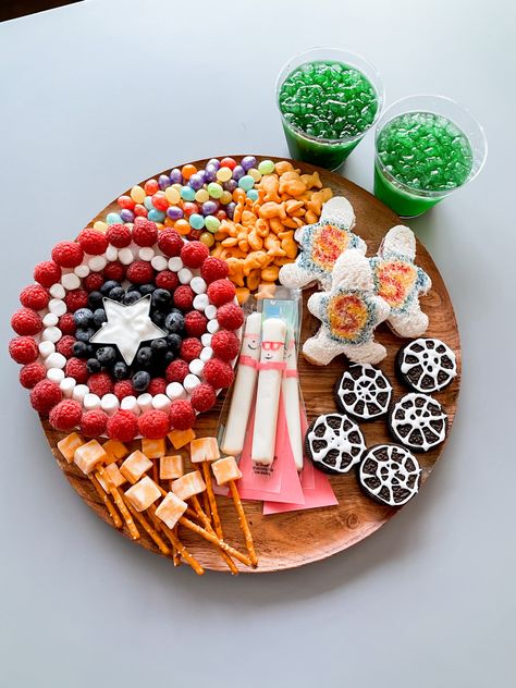 Superhero Party Food Ideas, Superhero Birthday Party Snacks, Superhero Party Snacks, Marvel Party Snacks, Marvel Charcuterie Board, Marvel Party Food Ideas, Avengers Charcuterie Board, Marvel Themed Party Food, Marvel Inspired Food