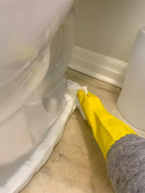 Cleaning The Toilet, Bathroom Cleaners, Toilet Odor, Toilet Cleaning Hacks, Toilet Stains, Pee Smell, Cleaning Caddy, Cleaning Bathroom, Its Coming