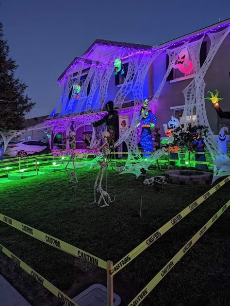 Halloween House Decorations Exterior, Zombie Graveyard Yard Decorations, Halloween House Outdoor, Zombie House Decorations, Haloween Decoracion Yard, Halloween House Theme Outdoor, Front Yard Haunted House Ideas, Graveyard Halloween Party, Halloween Street Party