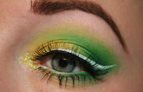 Tinkerbell Disney inspired makeup Peter Pan Makeup Ideas, Tinkerbell Inspired Makeup, Peter Pan Costume For Women, Tinkerbell Makeup Halloween, Tinkerbell Inspired Nails, Chesire Makeup, Tinkerbell Makeup Ideas, Diy Tinkerbell Costume Women, Peter Pan Makeup