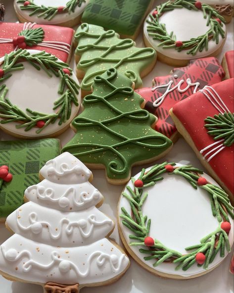 Sugar Cookie Present Design, Christmas Cookies Circle Decorated, Christmas Cookies Simple Decorated, Wreath Decorated Sugar Cookies, Simple Royal Icing Cookies Decorating Ideas, Simple Christmas Decorated Cookies, Christmas Tree Cookies Decorated Royal Icing, Wreath Christmas Cookies, Christmas Wreath Sugar Cookies