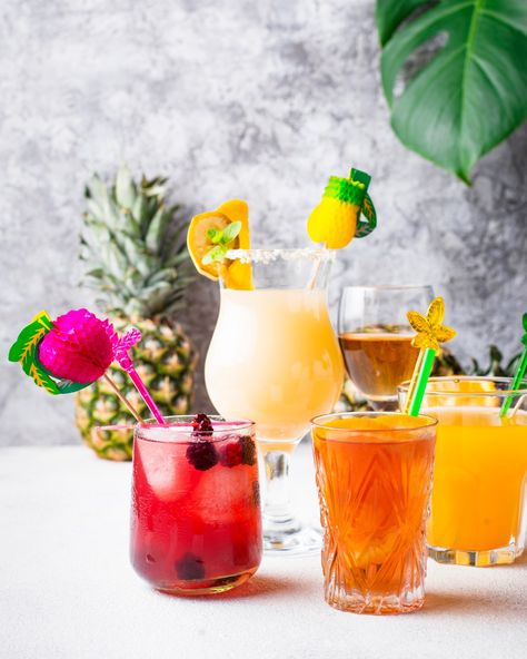 L’estate è la stagione dei #succhi di frutta e dei #cocktail, sia perché i frutti di questa stagione sono colorati, allegri e gustosi, sia perché sanno offrire refrigerio dal caldo🍹☀️ Oggi vogliamo suggerirti come preparare direttamente in casa tua succhi e cocktail tropicali ricchi di vitamine, perfetti per l'#estate. Scoprilo sul nostro blog! #imelo #spremitoreprofessionale #melagrana #cocktail #cocktailtropicali #succhitropicali #imelo #succhidifrutta #imelo Rose Wine, Vodka, Alcoholic Drinks, Drinks, Ethnic Recipes, Glass