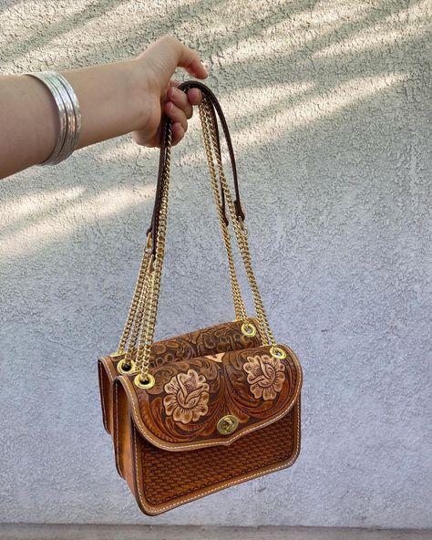 Leather Phone Case Western, Outfits With Purses, Mexican Shoes, Custom Leather Belts, Tooled Leather Purse, Trendy Purses, Cowgirl Accessories, Western Accessories, Handbag Essentials