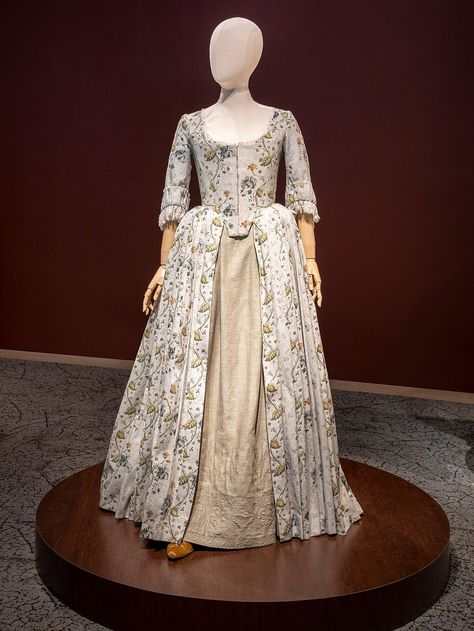 SAV_2018Fall_Exhibitions_Outlander_CC_11_JJ 1750s Dress, Outlander Wardrobe, Roccoco Dresses, Outlander News, Terry Dresbach, Outlander Costumes, 18th Century Dress, 18th Century Clothing, Sisters Dress