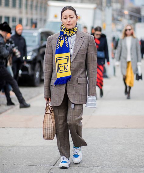 Most British Trend Ever: Soccer Scarves Are In For Spring #refinery29 Street Style Suit, Soccer Scarf, Fashion Collection Inspiration, Football Scarf, Classy Streetwear, Scarf Trends, Scarf Jacket, Football Fashion, Scarf Outfit