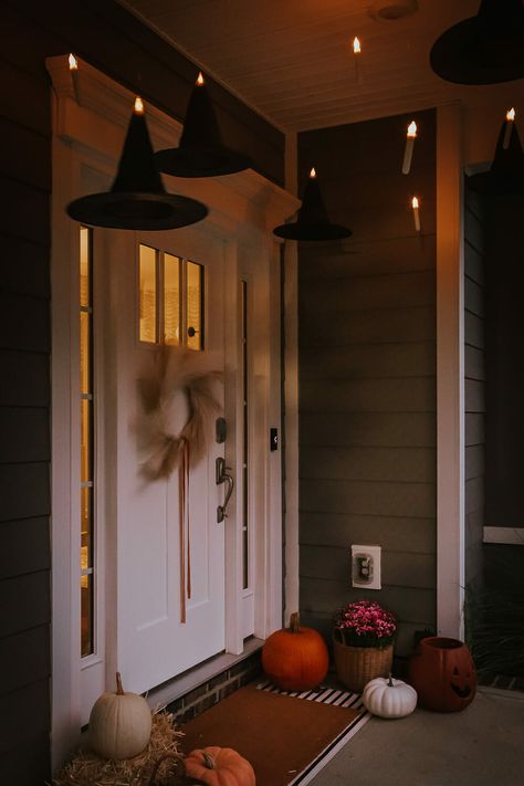 Halloween To Fall Decorations, Minimal Halloween Porch Decor, Halloween Decor Color Scheme, Outdoor Apartment Halloween Decor, Courtyard Halloween Decor, No Porch Halloween Decor, Decorating Ideas For The Home Halloween, Aesthetic Halloween Decorations Outdoor, Simple Effective Halloween Decorations